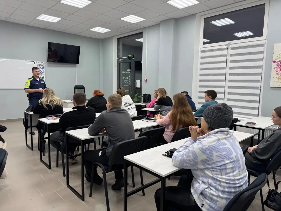 Занятие теории в классе автошколы Метар